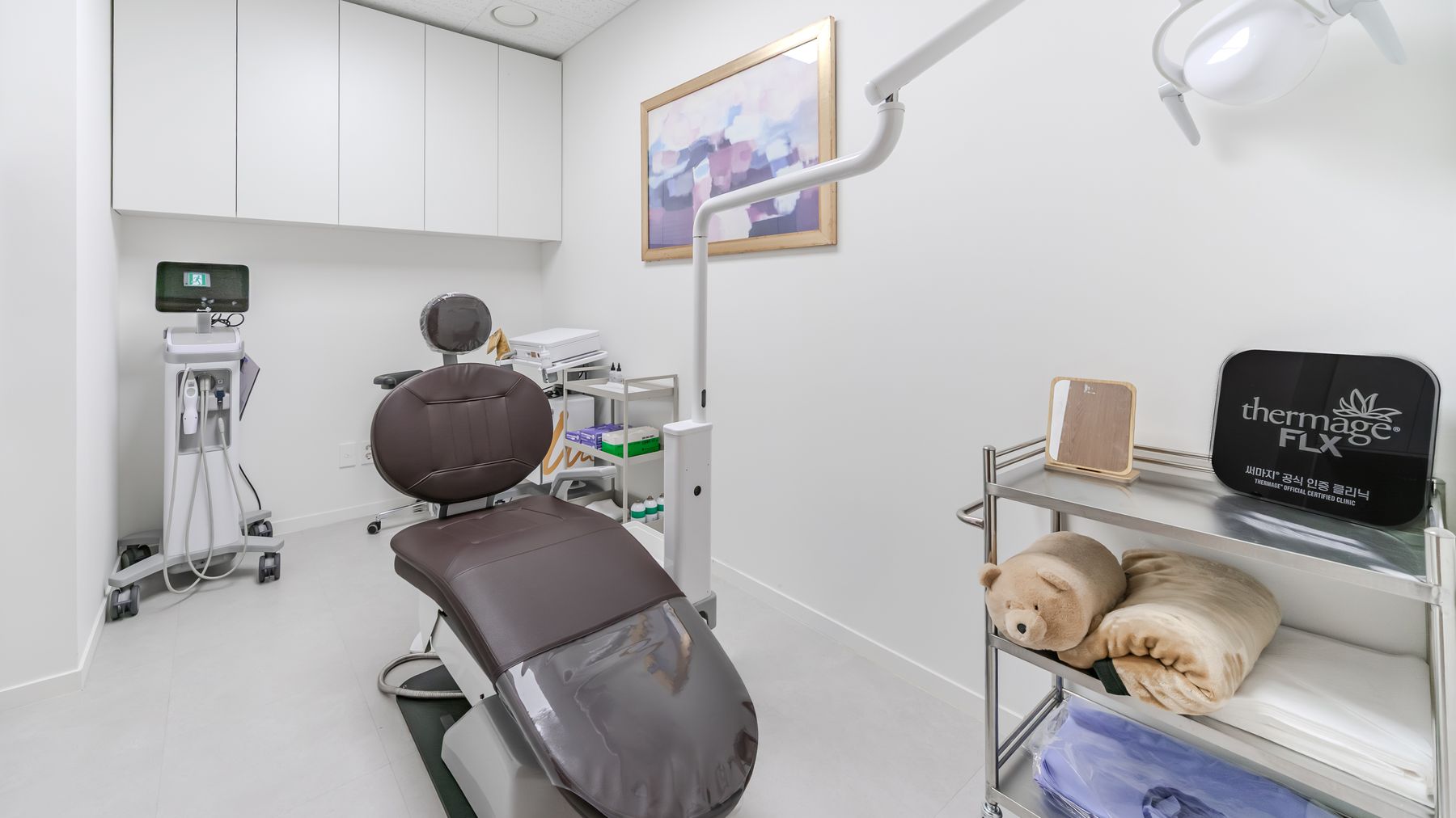Laser treatment room, Yonsei Star Dermatology